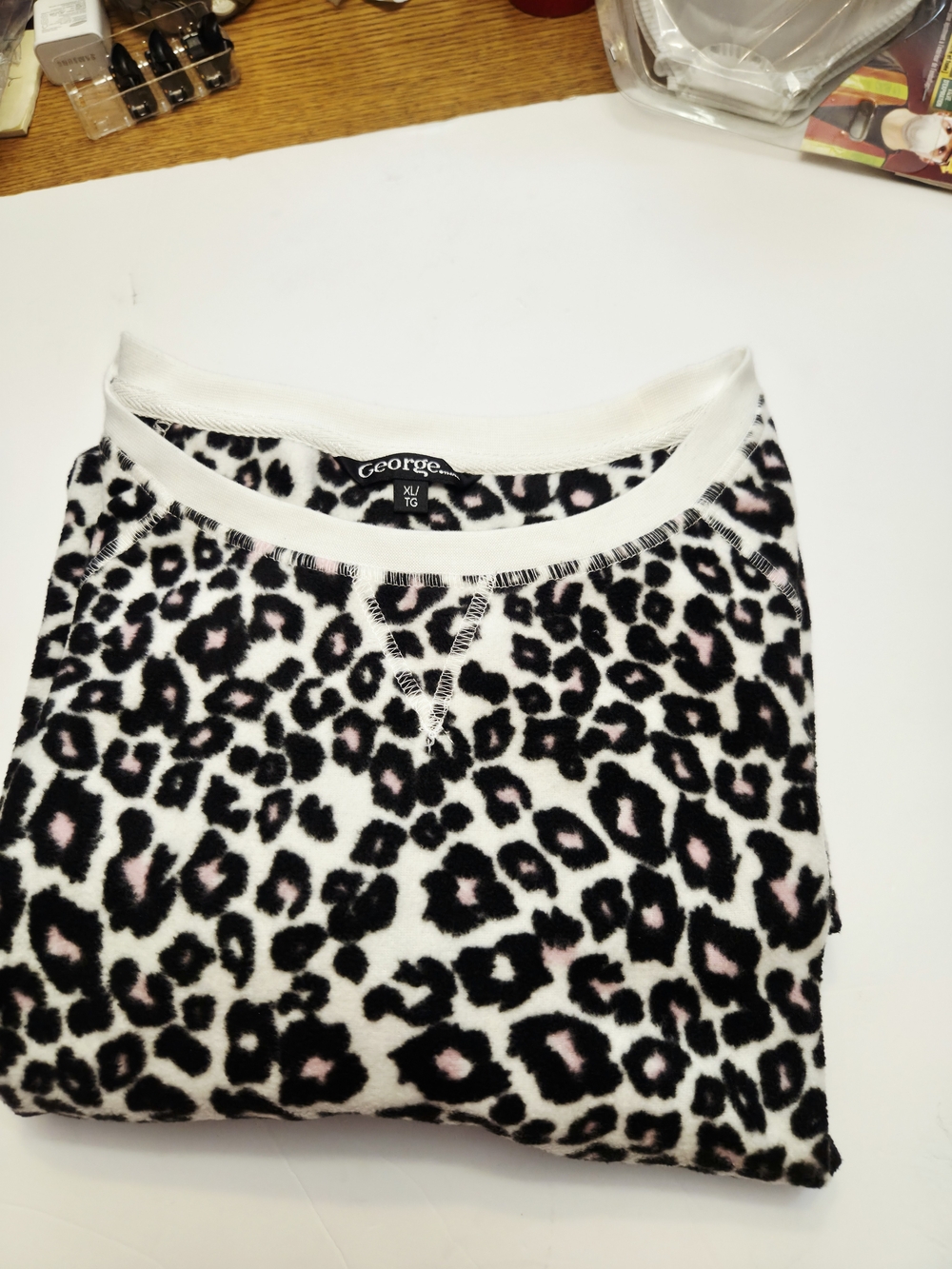 B N W O TAGS George Cozy Leopard Print Long-Sleeve Sleep Top - White & Pink